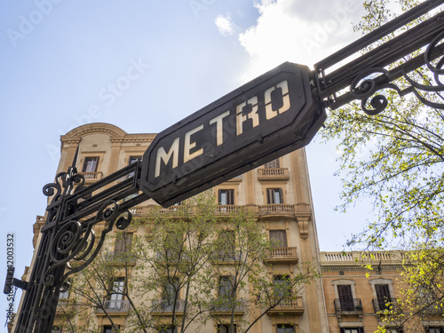 Letrero o cartel de estación de metro en Barcelona,Cataluña,España