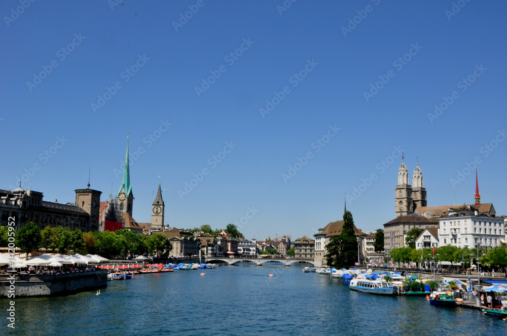 Sightseeing Zürich: Blick von der Quaibrücke beim Bellevue auf die Altstadt