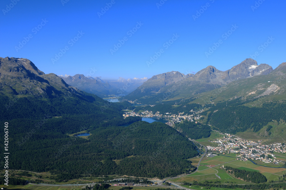 Schweizer Alpen: Sicht vom Muotas Muragl im Oberengadin auf die Oberengadiner Seen