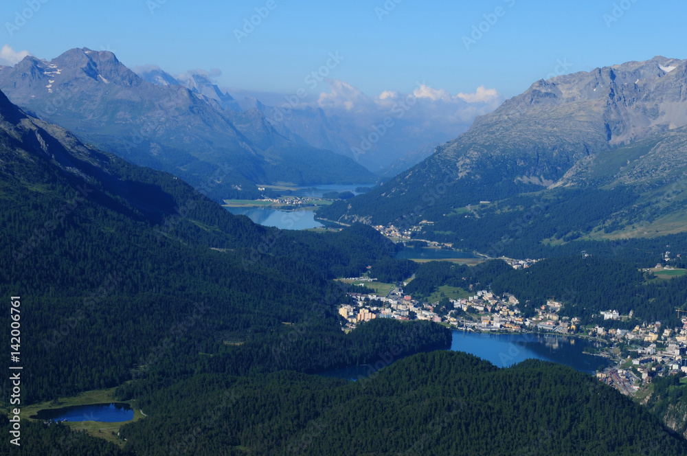 Schweizer Alpen: Sicht vom Muotas Muragl im Oberengadin auf die Oberengadiner Seen