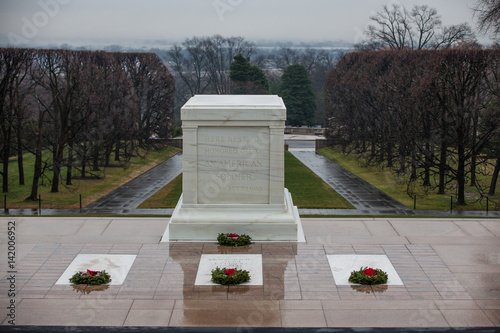 Obraz na płótnie WASHINGTON, D.C. - December 25, 2014: Tomb Guard sentinel at The Tomb of the Unknown Soldier at Arlington National Cemetery. The Tomb is guarded 24 hours a day. w salonie