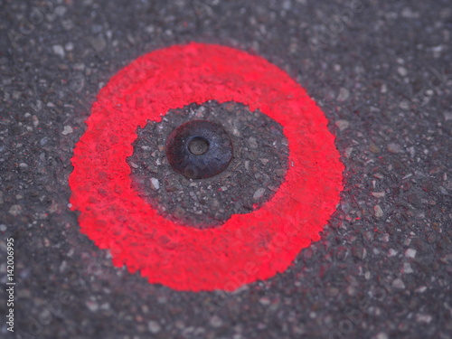 Rot markierter Vermessungspunkt für Geometer
