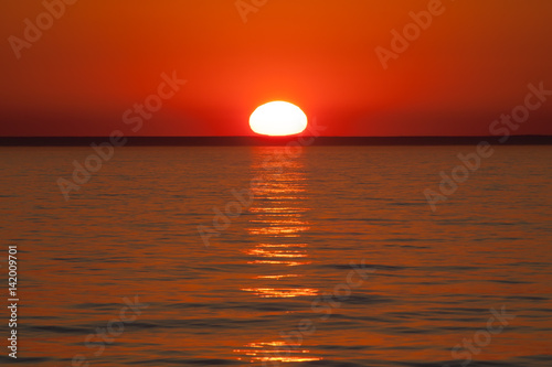Fototapeta Naklejka Na Ścianę i Meble -  Beautiful red sunset over the ocean