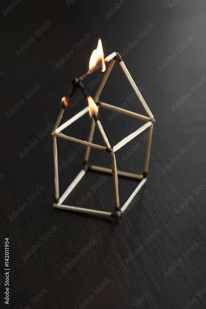 Obraz premium close up burned matchstick house