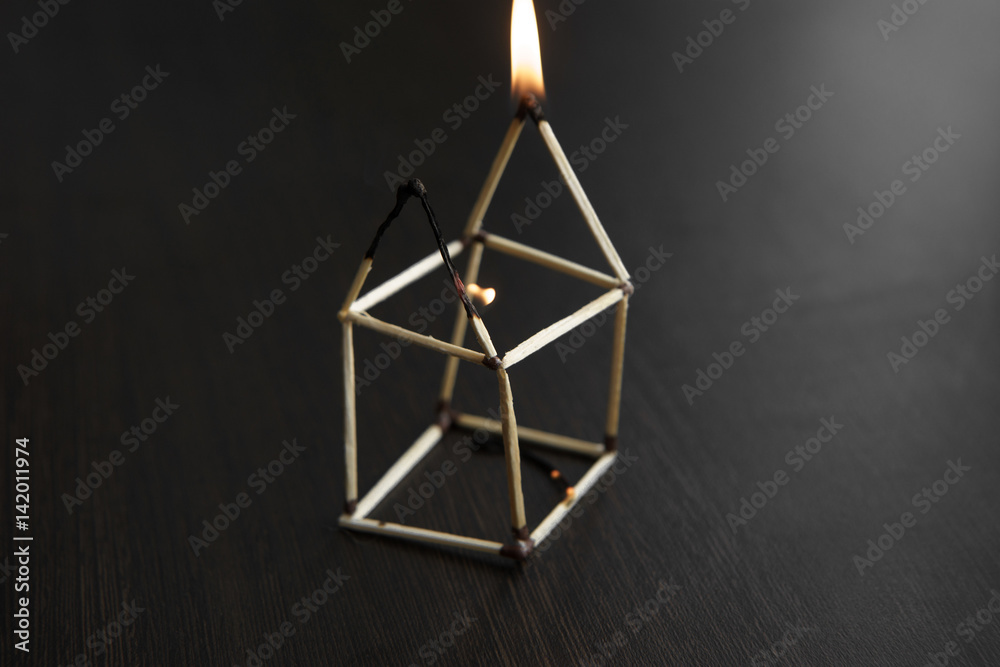 Obraz premium close up burned matchstick house
