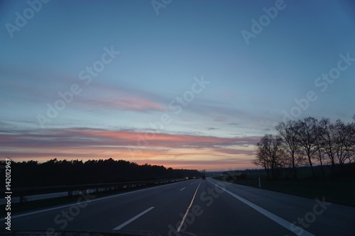 Sonnenuntergang auf einer Landstraße in M-V © franziskahoppe
