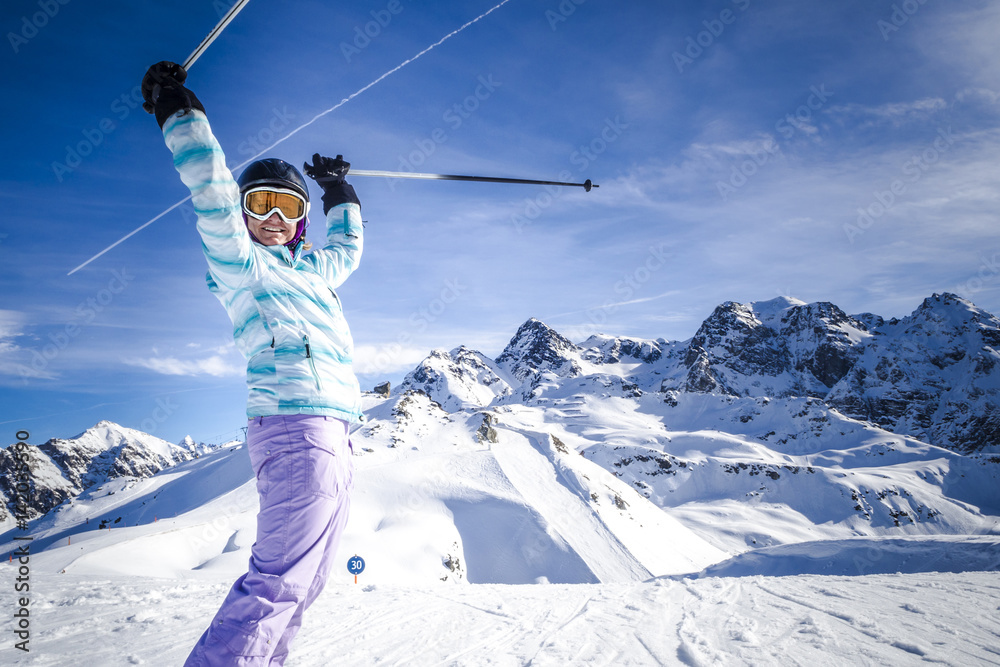 Portrait Frau lachend beim Skifahren