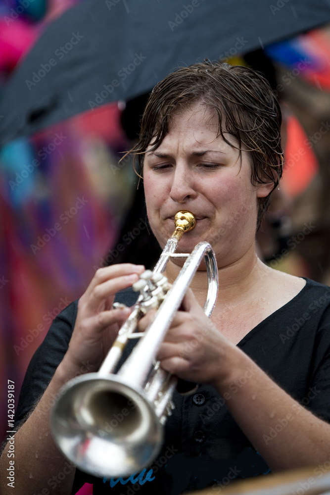 Obraz premium woman with a trombone