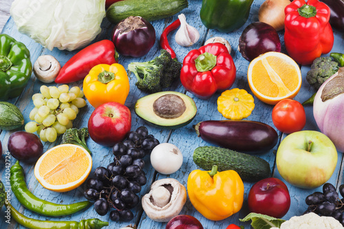 Foto Set from different colorful vegetables and fruits on the wooden background