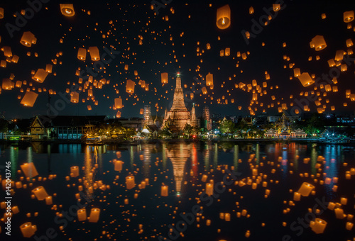 Foto Floating lamp in yee peng festival at wat arun, Bangkok, Thailand