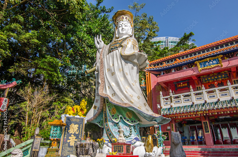 Fototapeta premium Kwun Yam Shrine in Located at the southeastern end of Repulse Bay is a quaint Taoist temple which is popular for its colorful mosaic statues of Chinese mythology deities.