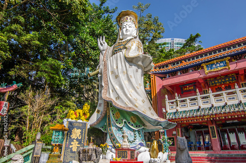 Kwun Yam Shrine in Located at the southeastern end of Repulse Bay is a quaint Taoist temple which is popular for its colorful mosaic statues of Chinese mythology deities.