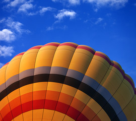 Fotobehang Luchtsport Heteluchtballon drijft in blauwe lucht  © BSANI