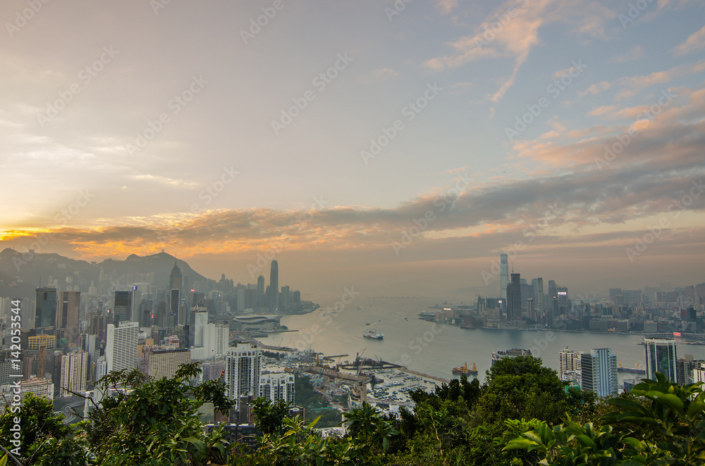 Fototapeta premium Hong kong sunset cityscape on the top of hill (Braemar hill)