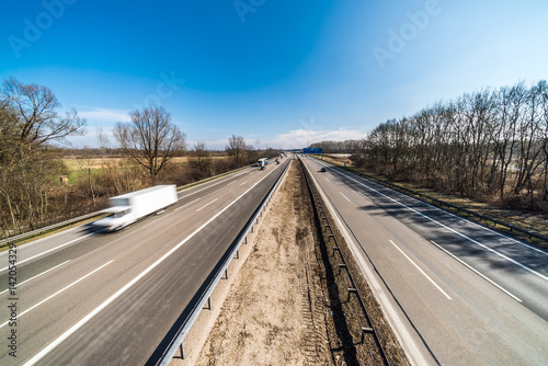 Freie Fahrt auf der Autobahn A99 bei München