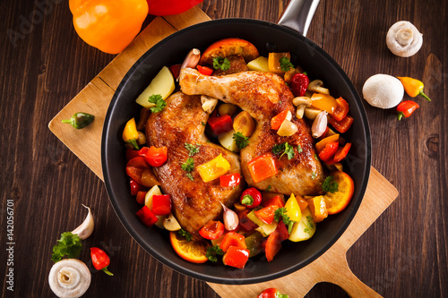 Vászonkép Roast chicken legs served on frying pan