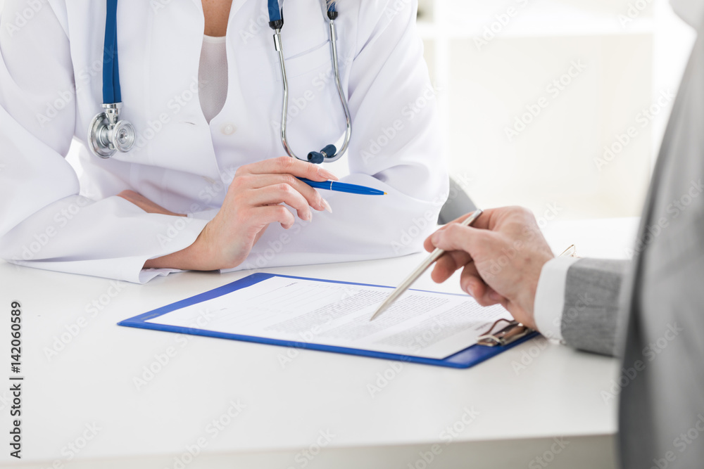 Fototapeta premium Doctor consulting patient