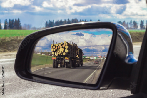 Отражение в боковом зеркале машины