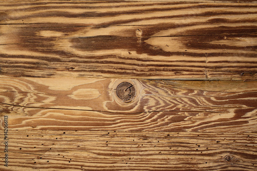 Holzbrett mit schöner Struktur und Asteinschlüssen.