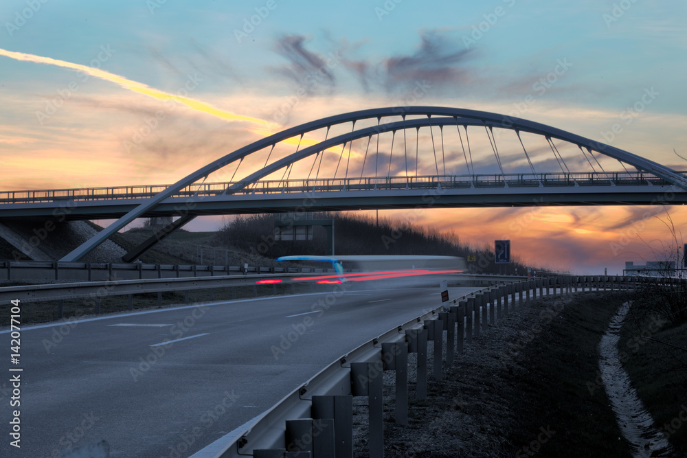Fototapeta premium nowoczesny most nad autostradą, wieczorne światła, Nitra, Słowacja