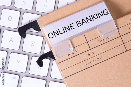 Ein Computer und eine Hängemappe mit dem Aufdruck Online Banking