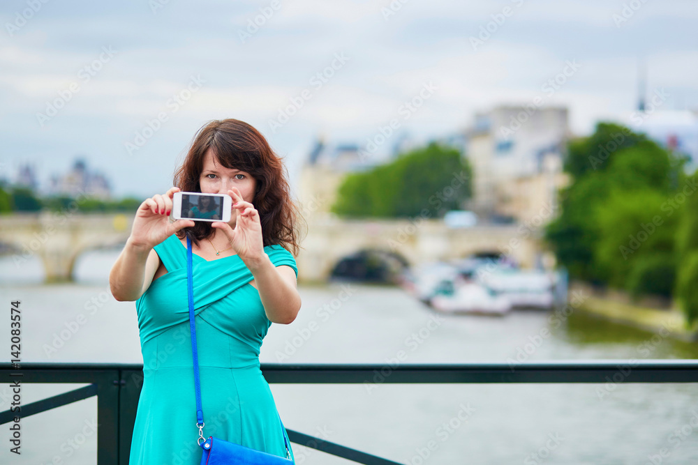 © Ekaterina Pokrovsky - Young woman with mobile phone in Paris © Ekaterina Pokrovsky - Young woman with mobile phone in Paris