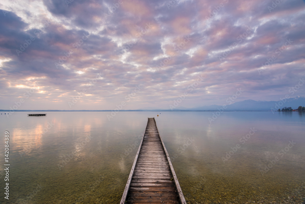 Fototapeta premium Sonnenaufgang am Chiemsee in Oberbayern, Deutschland