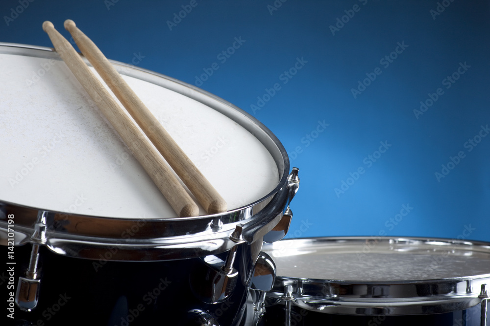 Obraz premium Snare drum with drum sticks