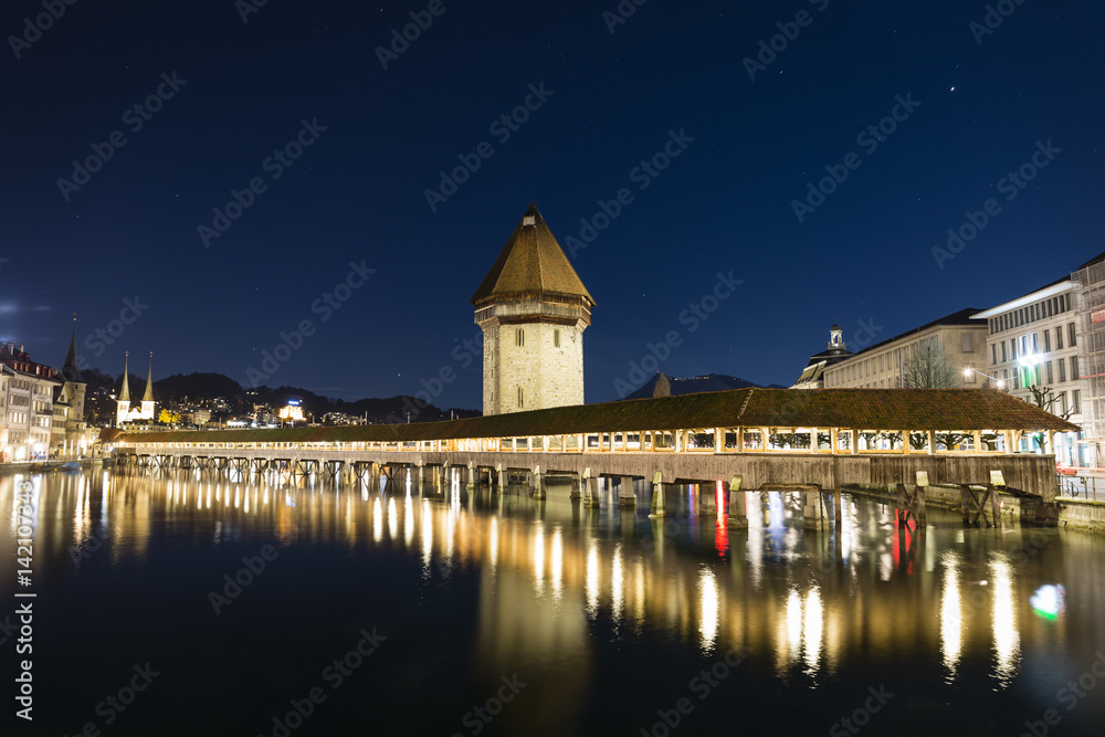 Naklejka premium Kappelbrücke bei Nacht