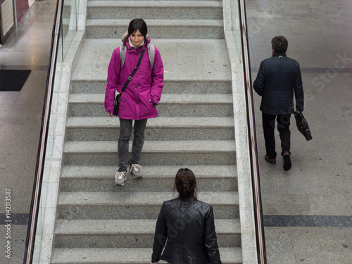 Billede på lærred Young woman descending the stairs