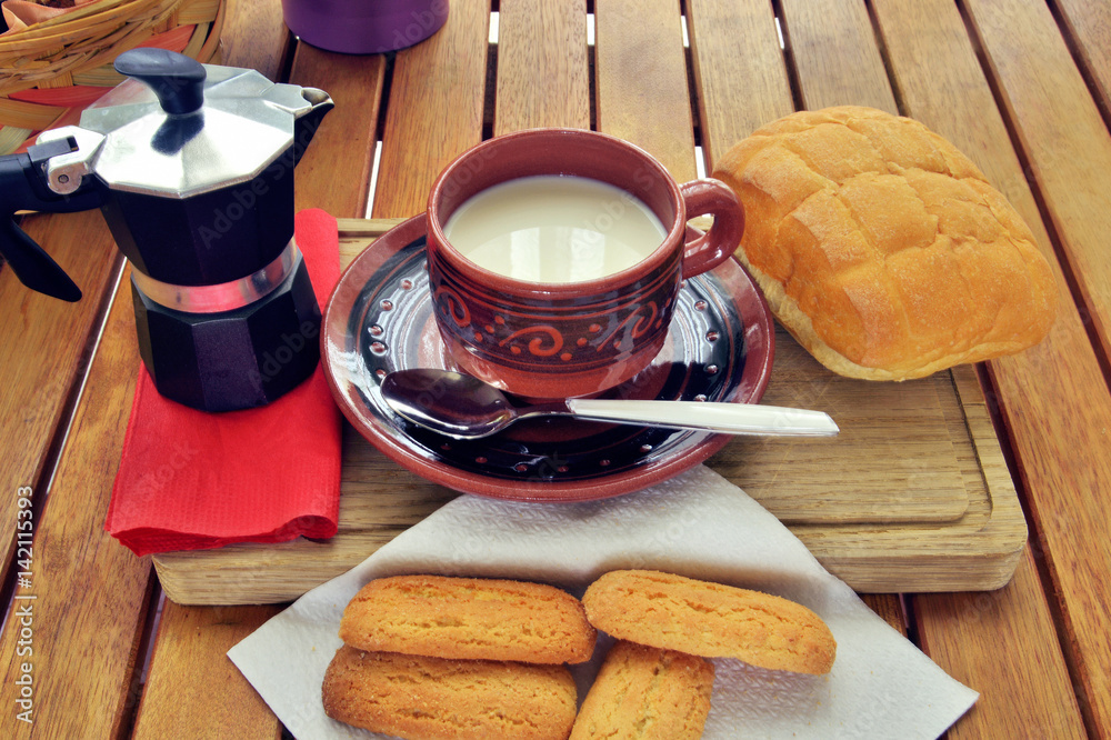 fare colazione in casa con caffè, latte e biscotti Stock Photo | Adobe Stock