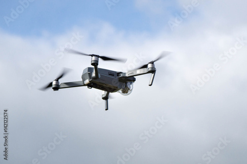 Drohne mit drehenden Propellern in der Luft