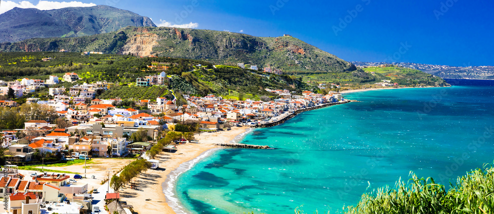 Naklejka premium Greckie wakacje - piękna wioska Kalyves z turkusowym morzem. Wyspa Kreta
