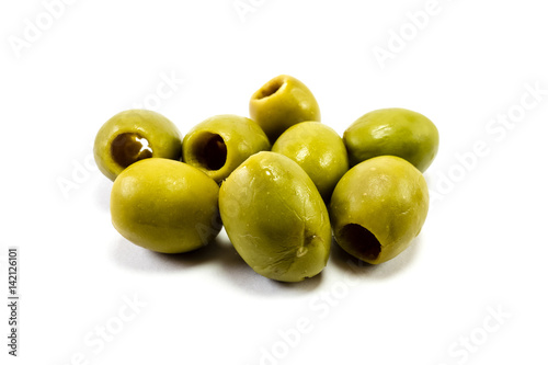 Grüne Oliven isoliert
