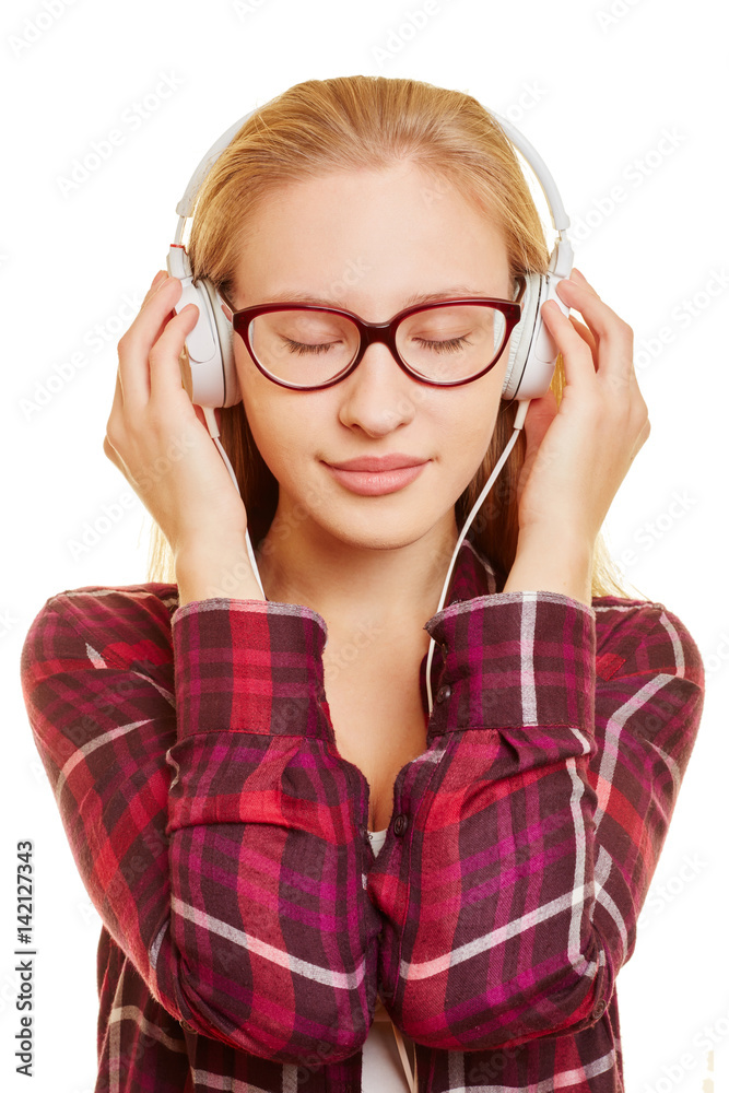 Frau hört Musik über Kopfhörer