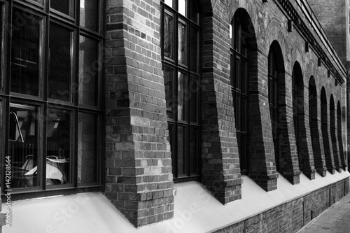 Gebäude mit Fensterbögen - schwarz/weiß