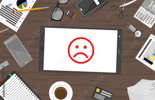 Trauriger Smiley - Schreibtisch mit Tablett