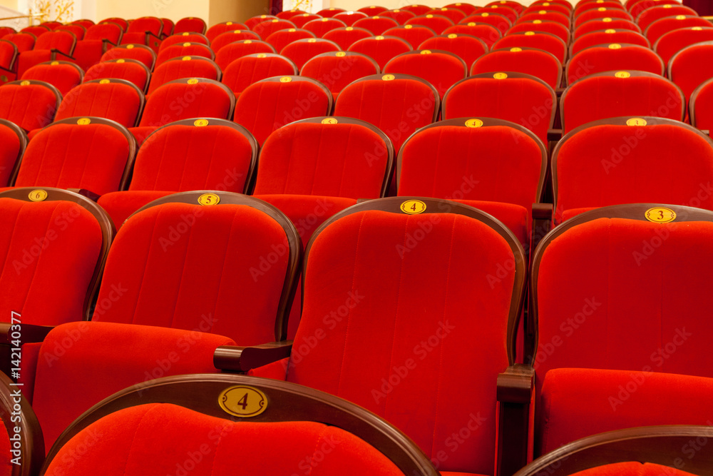 Obraz premium rzędy czerwonych krzeseł audytoryjnych w teatrze