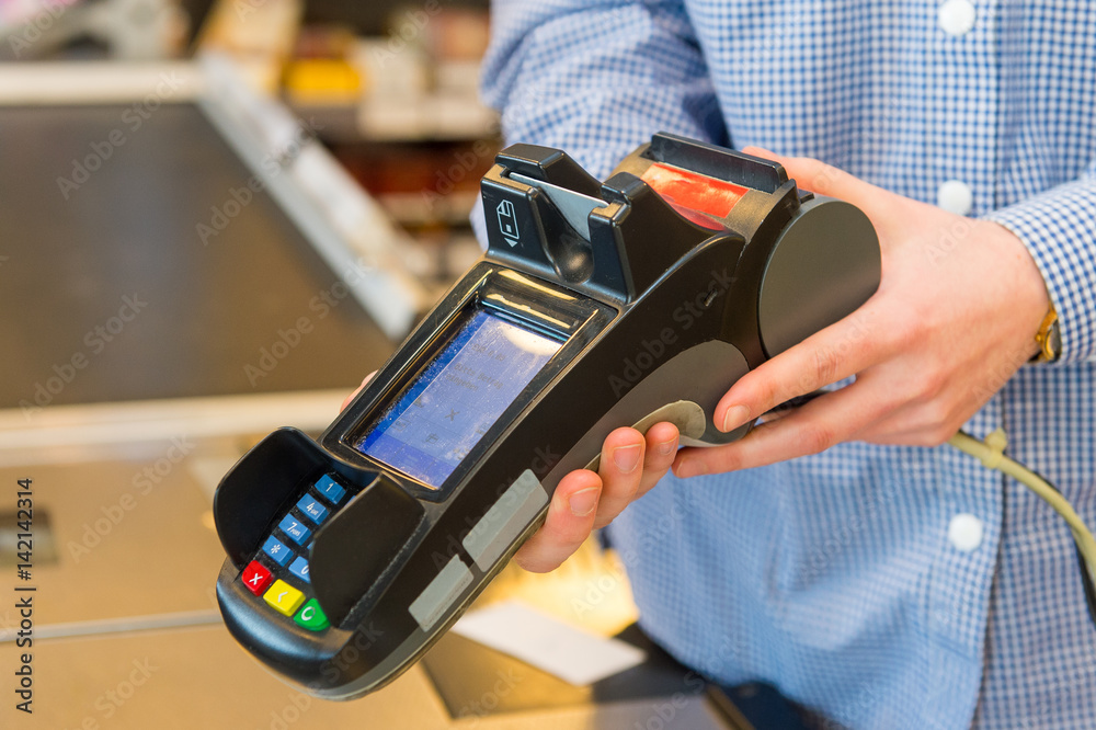 Fototapeta premium EC Karten Lesegerät in einem Supermarkt