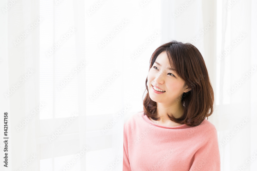 部屋でリラックスする女性 部屋でリラックスする女性