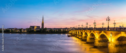 Fototapeta Stary kamienny most w Bordeaux