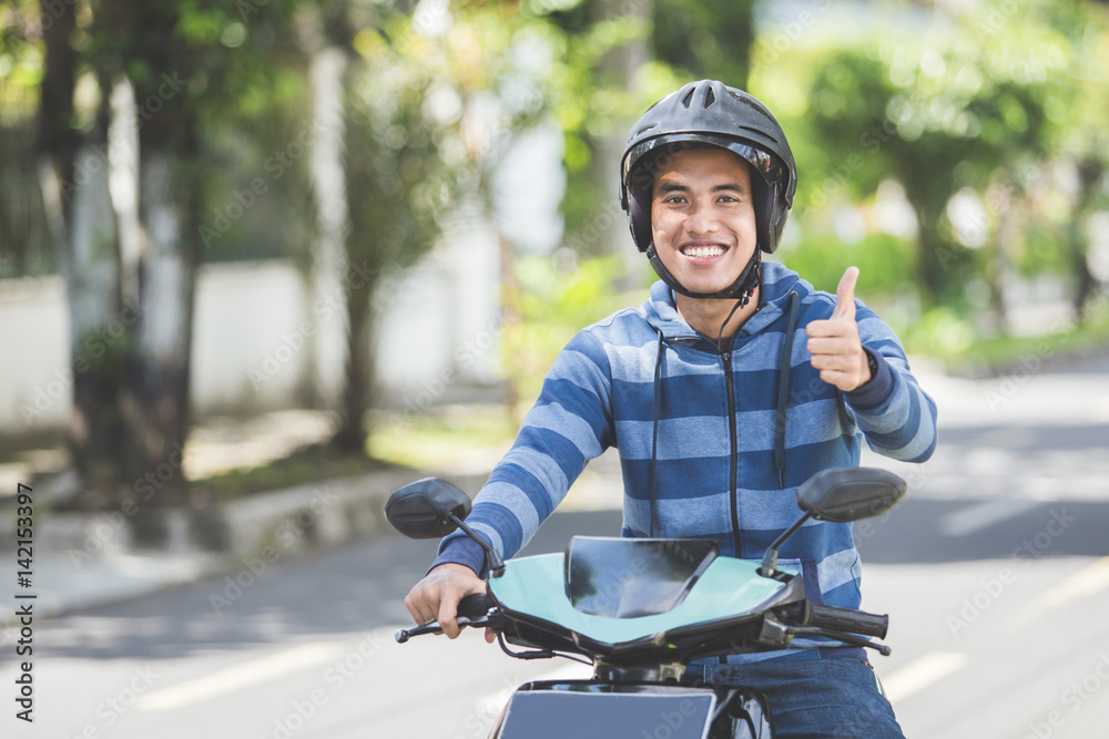 Obraz premium man riding a motorcyle or motorbike