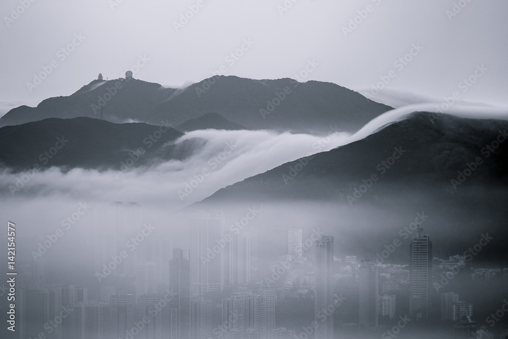 Obraz premium Foggy and Cloudy view of Victoria harbor at Hong Kong