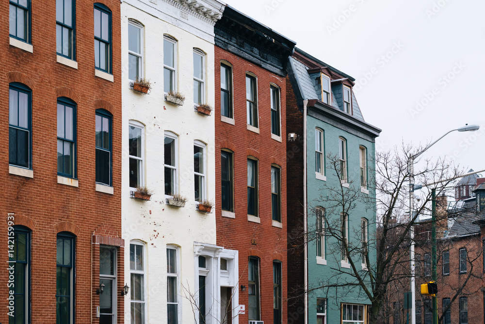 Obraz premium Brick row houses in Mount Vernon, Baltimore, Maryland.