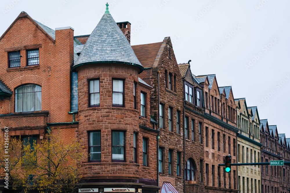 Φωτογραφία Historic buildings at the intersection of Charles Street and Biddle Street, in Mount Vernon, Baltimore, Maryland
