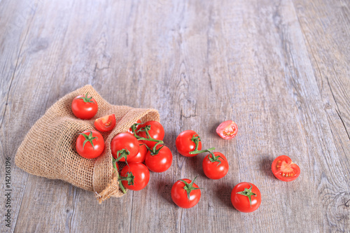 tomate grappe sur fond en bois photo