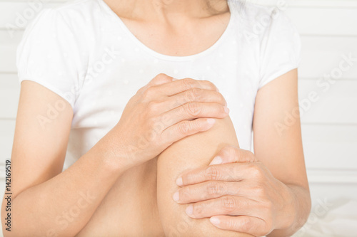 Wallpaper Mural Knee pain in old women Torontodigital.ca