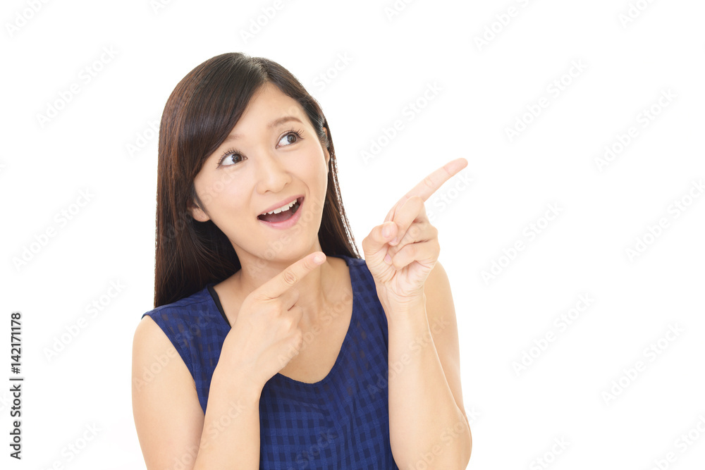 指示する笑顔の女性 指示する笑顔の女性