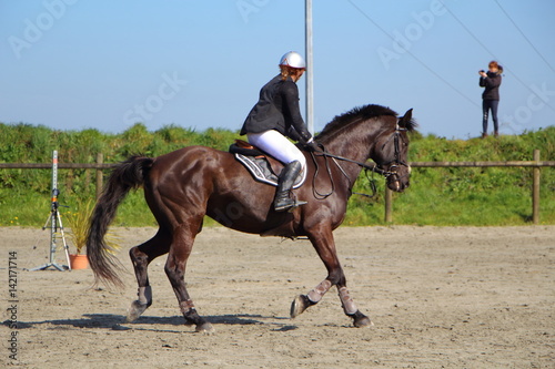 Cavalière à cheval lors d'un concours hippique © oceane2508