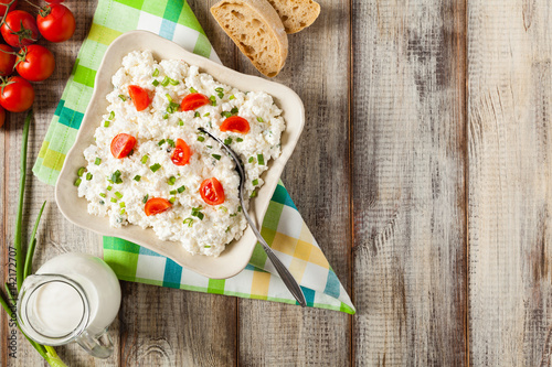 Fresh cottage cheese, served with fresh vegetables and cream.
